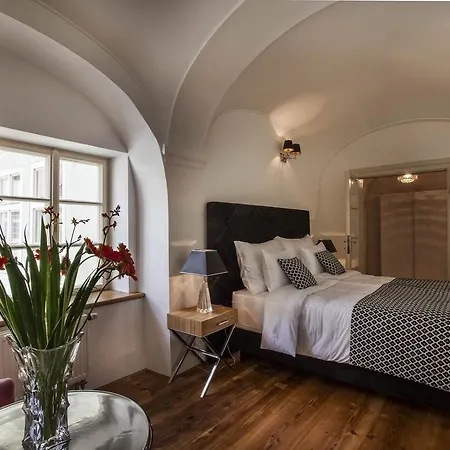 Old Town Square Bambur Apartment